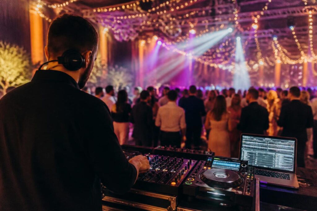 DJ Kosten berechnen: Preise, Stundenhonorar und Gesamtkosten